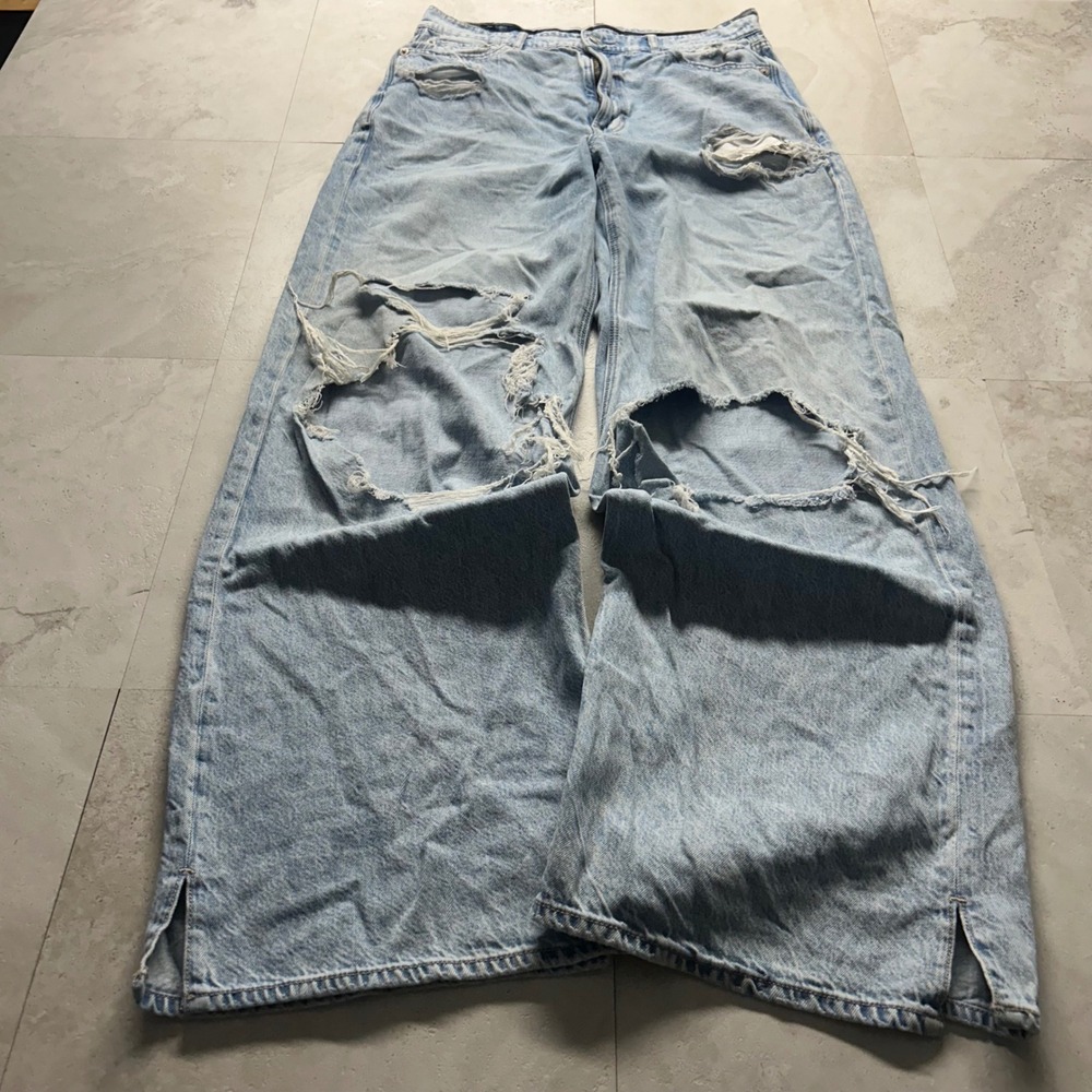 American Eagle Super High Rise Baggy Wide Leg Distressed Jeans Light Wash Size 2